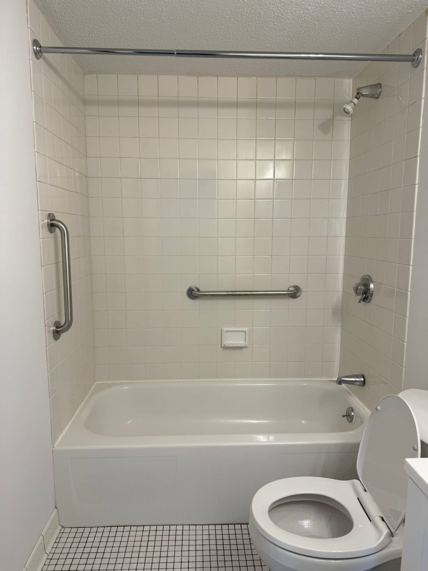 Tub & Tile Detail — professional cleaning result by SS Cleaning Service in Framingham, MA